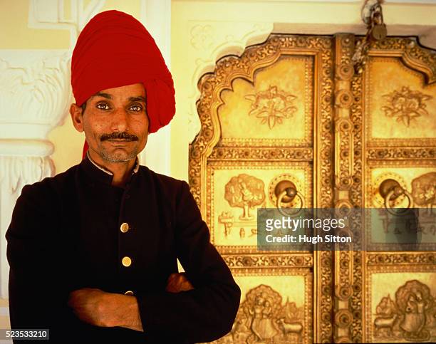 an indian guardsman standing in front of a golden door, india, jaipur, city palace, half port - hugh sitton fotografías e imágenes de stock