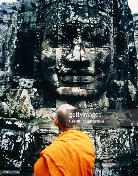 buddhist monk at temple - hugh sitton fotografías e imágenes de stock