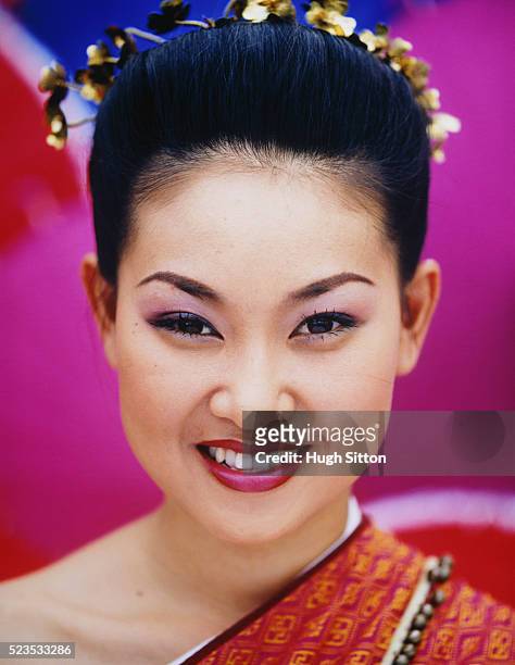 smiling thai woman wearing traditional dress - hugh sitton fotografías e imágenes de stock