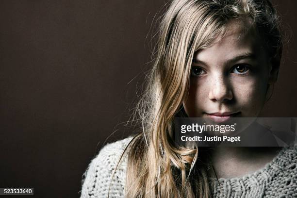 portrait of young girl - mädchen 14 jahre stock-fotos und bilder