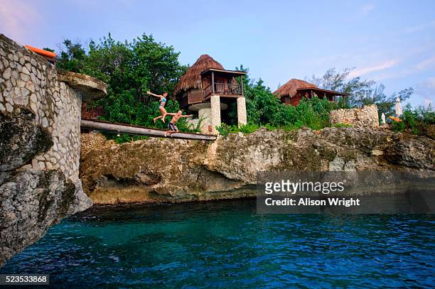 couple jumping from bridge, montego bay, jamaica - jamaica fotografías e imágenes de stock