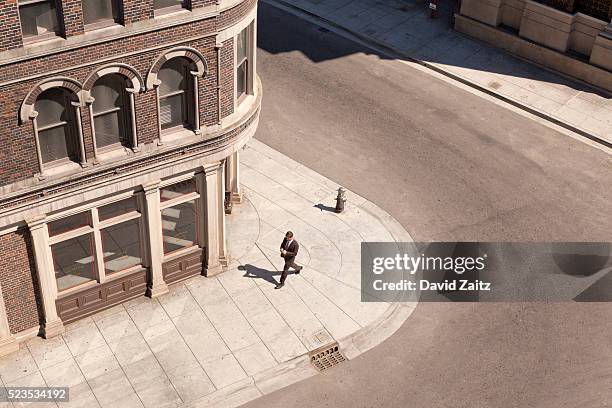 man texting and walking - road intersection stock-fotos und bilder