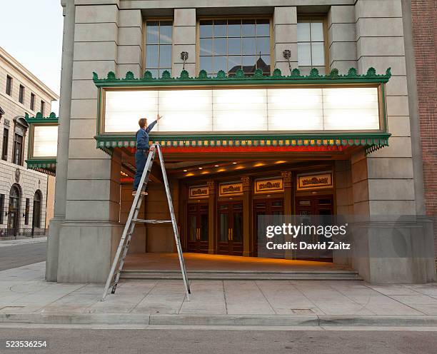 worker changing theater marquee - premiere of netflixs game over man after party stockfoto's en -beelden