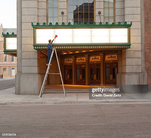 worker changing theater marquee - premiere of new line cinemas lights out arrivals stockfoto's en -beelden