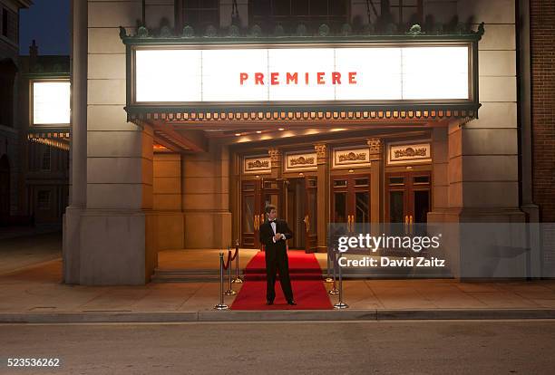 man waiting on the red carpet - première de film stockfoto's en -beelden