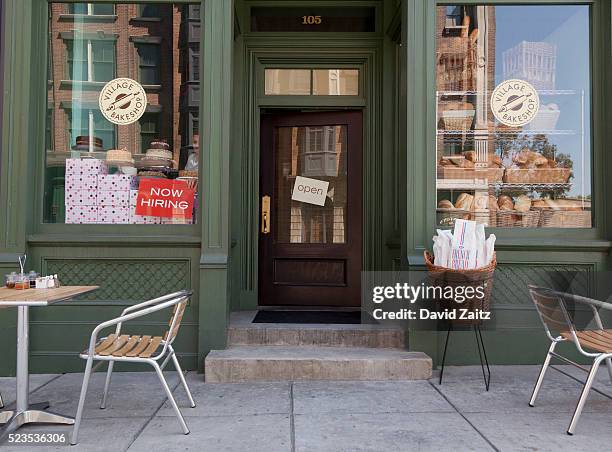 storefront door and window display - small business stockfoto's en -beelden
