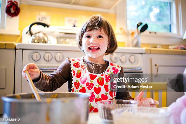 portrait of girl (4-5) cooking - apron stockfoto's en -beelden