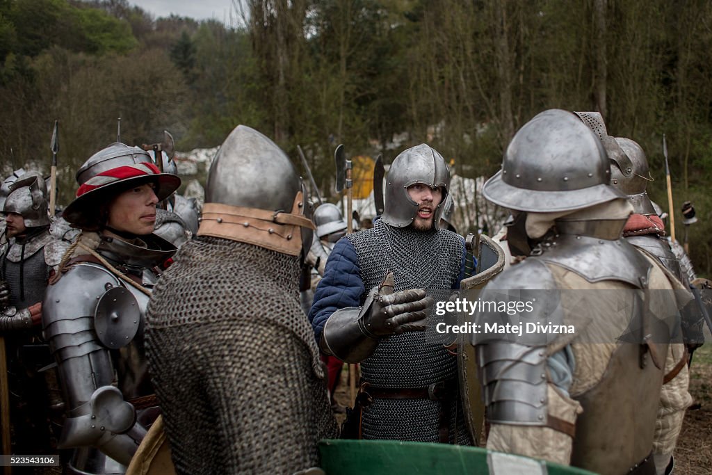 2,000 Swordsmen Enact Medieval Battle
