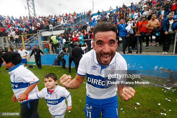 Fernando Cordero of Catolica celebrates the victory of his team after a match between U Catolica and U de Chile as part of round 13 Campeonato...