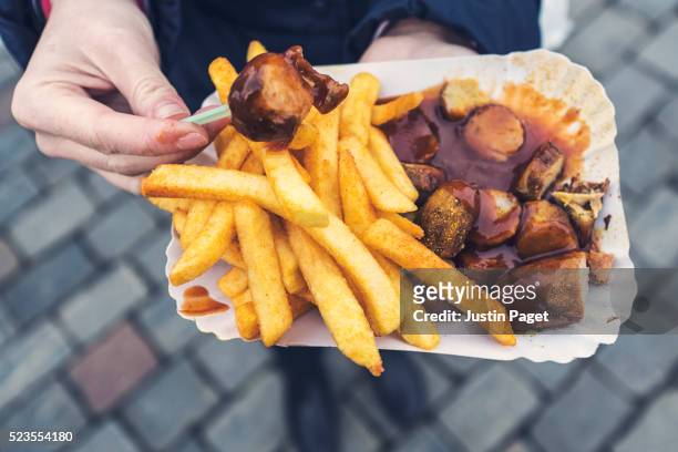 tray of currywurst and chips - duitse gerechten stockfoto's en -beelden