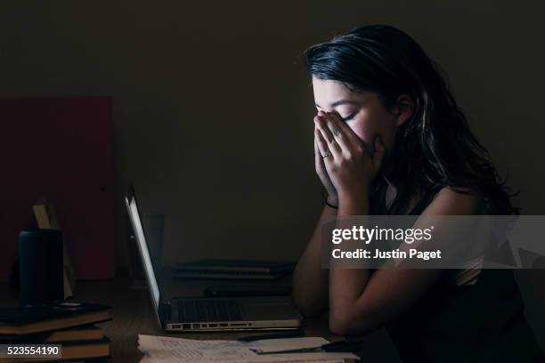 upset teenage girl by computer - depressed teenager foto e immagini stock