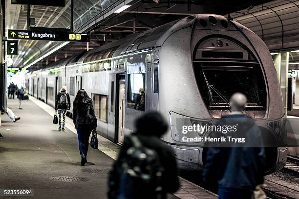 long distance train - centraal station stock pictures, royalty-free photos & images