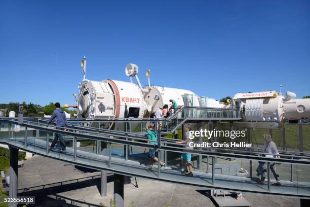 russian mir space station cité de l'espace toulouse - mir space station stock pictures, royalty-free photos & images