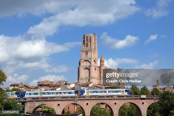 saint cecile cathedral & train on viaduct albi france - occitanie - fotografias e filmes do acervo