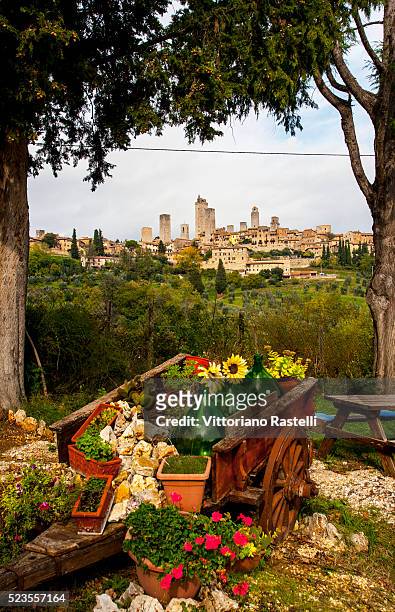 on the via francigena pilgrim route in tuscany - san gimignano stock pictures, royalty-free photos & images
