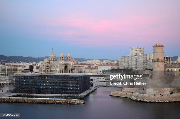 sunset over fort saint jean mucem & cathedral marseille - mucem marseille photos et images de collection
