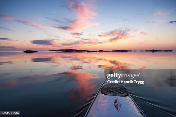 kayak in stockholm archipelago - arquipélago imagens e fotografias de stock