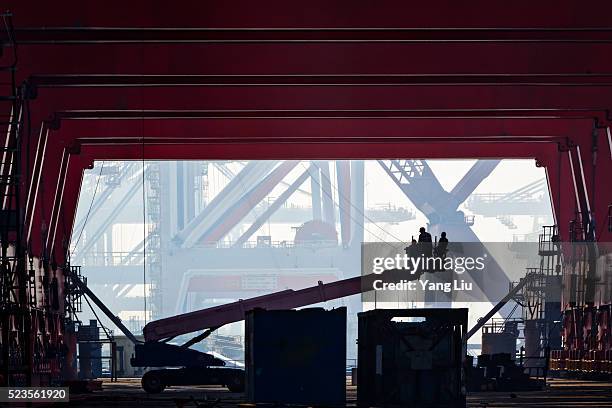 port in shanghai changxin - industrial laborer foto e immagini stock