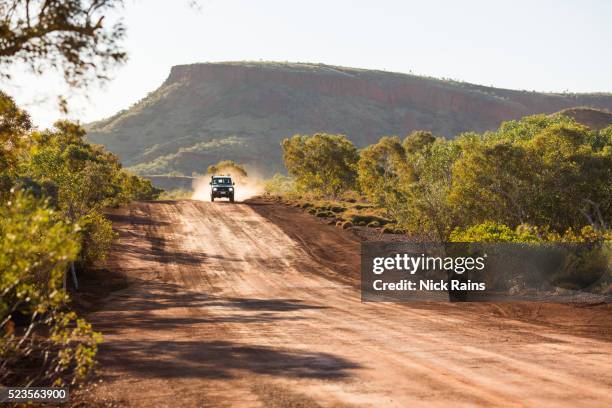 outback roads, karijini national park - road australia stockfoto's en -beelden