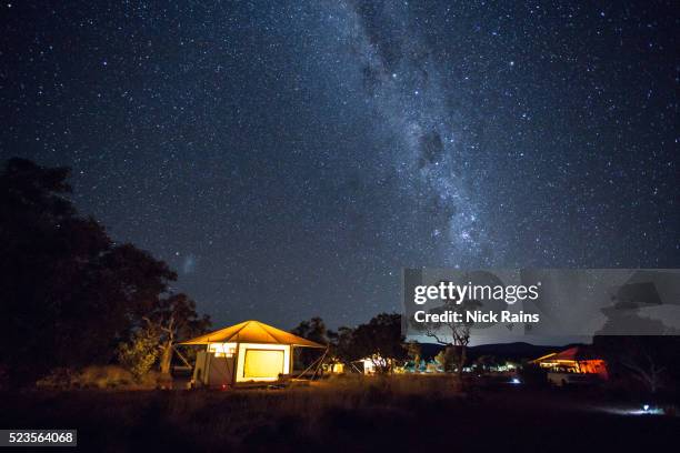 milky way and eco-tents in the evening - karijini national park stockfoto's en -beelden