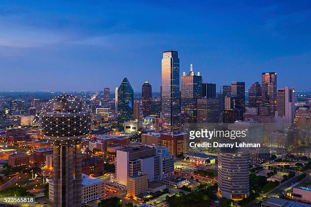 dallas texas skyline - v texas stockfoto's en -beelden