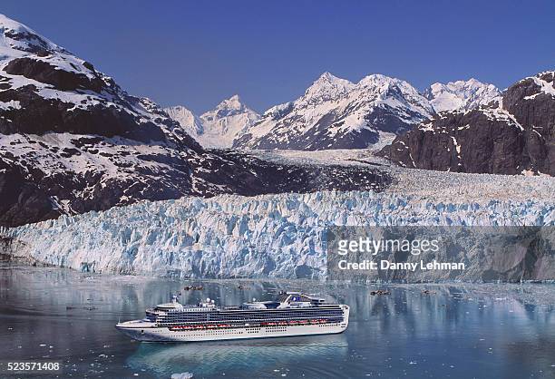 cruise ship in glacier bay, alaska - alaska cruise stock pictures, royalty-free photos & images