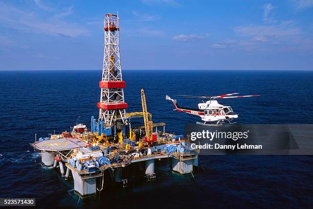 transport helicopter at offshore oil rig, gulf of mexico - drilling rig stockfoto's en -beelden