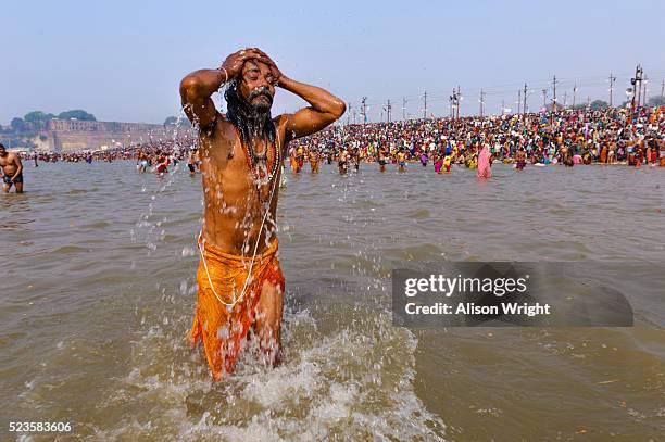 kumbh mela hindu festival - kumbh mela prayagraj - fotografias e filmes do acervo