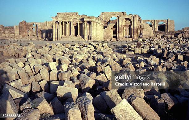 ruins of hatra - hatra stock pictures, royalty-free photos & images