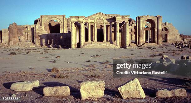 ruins of hatra - iraq stock pictures, royalty-free photos & images