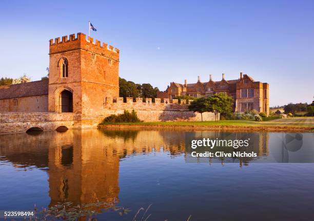 grounds of broughton castle - broughton castle stock pictures, royalty-free photos & images
