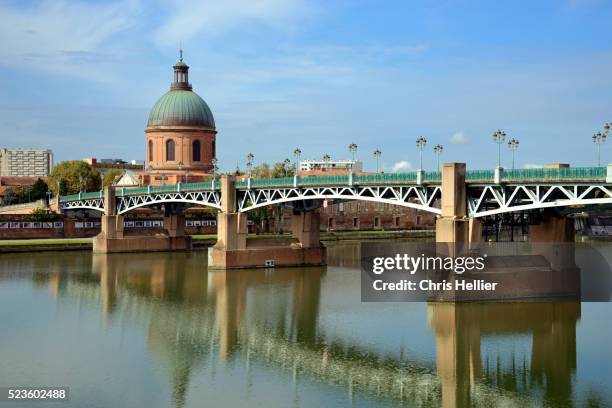 st pierre bridge & dome of st josephs chapel toulouse - toulouse - fotografias e filmes do acervo