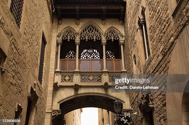 bishop's bridge in gothic quarter, barcelona - barcelona cathedral stock pictures, royalty-free photos & images