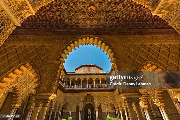 courtyard of the maidens, alcazar of seville - santa cruz sevilha - fotografias e filmes do acervo