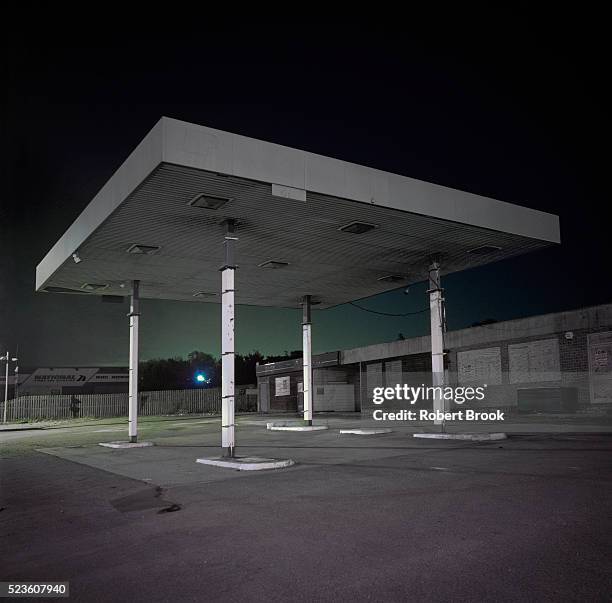 abandoned service station - telford foto e immagini stock