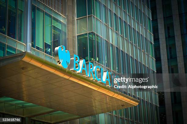 canary wharf tower cuadra - barclays brand name fotografías e imágenes de stock