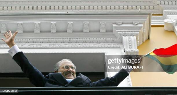 El presidente boliviano Carlos Mesa saluda desde el balcon de la Casa de Gobierno en La Paz, Bolivia el 10 de marzo de 2005. Mesa, pidio mano justa...