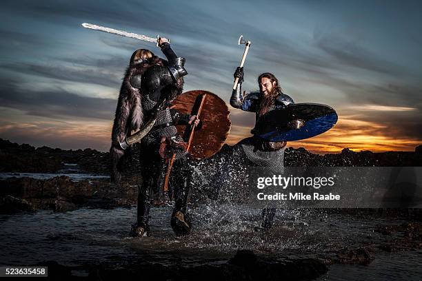 vikings fighting on cliffs of palos verdes, california, usa - viking 個照片及圖片檔