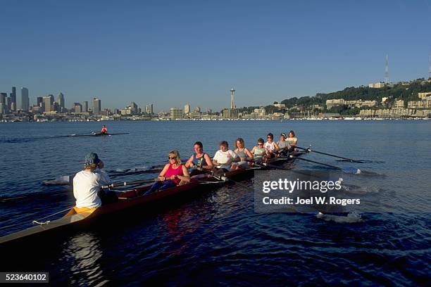 women in eight oared racing shell - shell racing team photos et images de collection