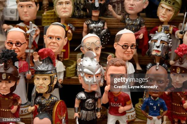 bobblehead popes, rome, italy - bobble head doll stock-fotos und bilder