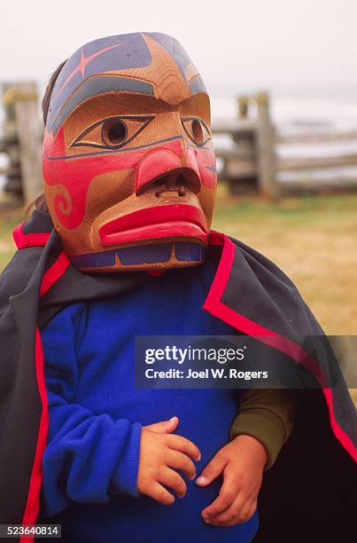 quinault boy wearing ceremonial mask - olympic peninsula foto e immagini stock