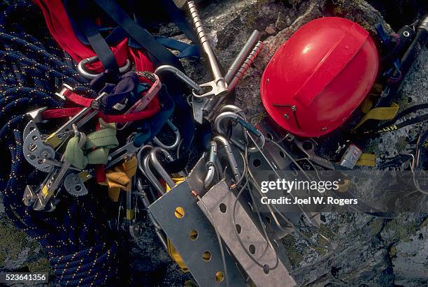 mountaineering gear - bergbeklimartikelen stockfoto's en -beelden