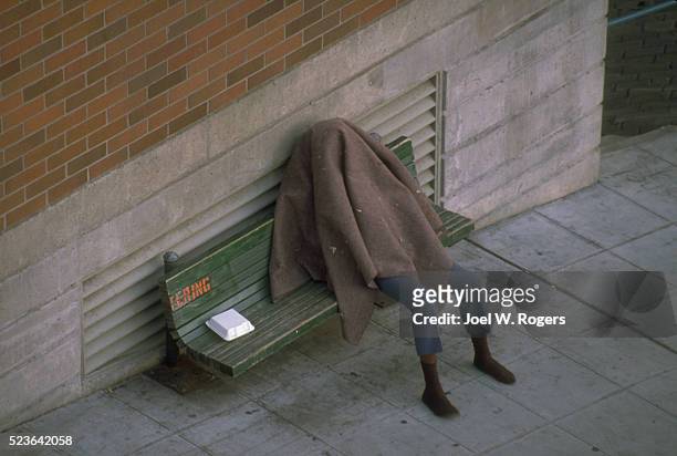 homeless man under blanket - homeless person - fotografias e filmes do acervo