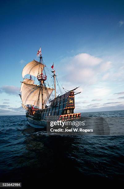 square-rigger sailing ship golden hinde - golden hind ship fotografías e imágenes de stock