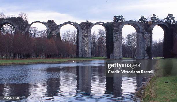 château de maintenon - aqueduct stockfoto's en -beelden