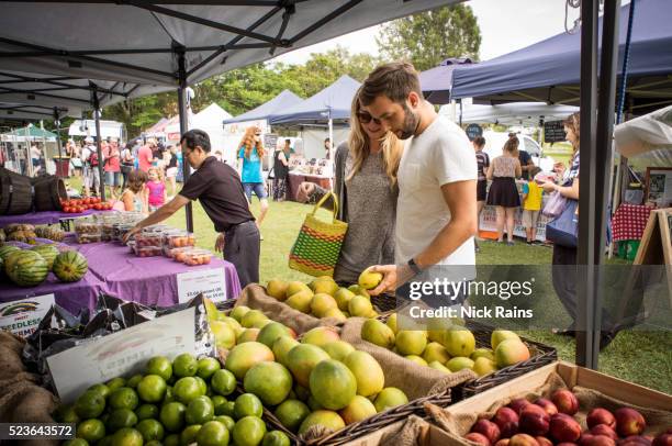 farmers market shopping for organic produce - farm produce market stock pictures, royalty-free photos & images