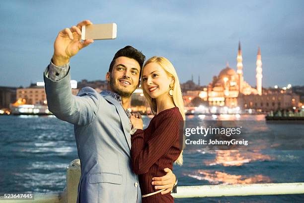 istanbul paar nehmen selfie von bosporus - menai straits stock-fotos und bilder