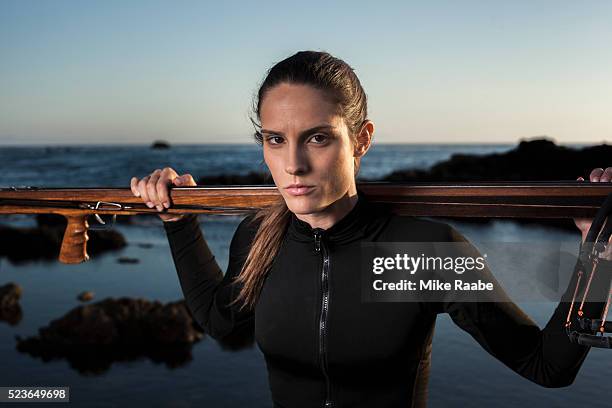 spearfishing chick - woman spear fishing stockfoto's en -beelden