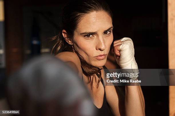 female boxer training - kick boxing foto e immagini stock