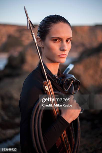 portrait of young woman with speargun, palos verdes peninsula, los angeles county, california, usa - woman spear fishing stockfoto's en -beelden